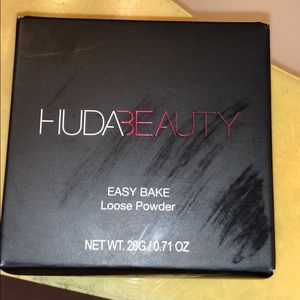 HUDA BEAUTY EASY BAKE POWDER